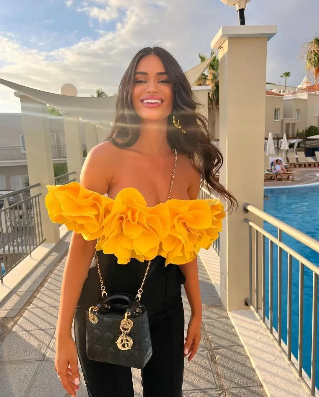 Рисунок 4 - Купальник-бикини с оборками и цветочным