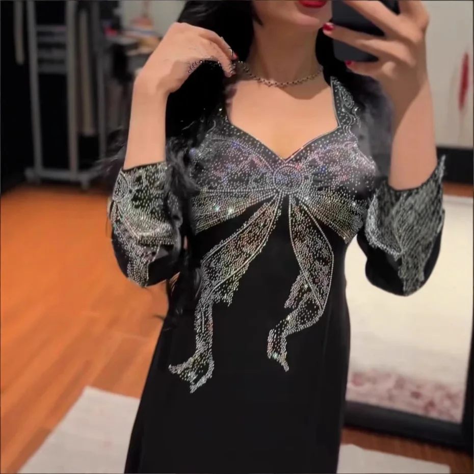 جلابية ساتان بتفصيلة فيونكة لامعة