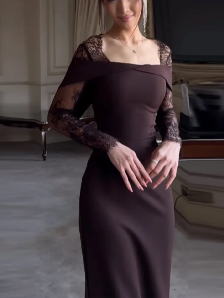 فستان بني طويل بتفاصيل دانتيل وظهر مفتوح