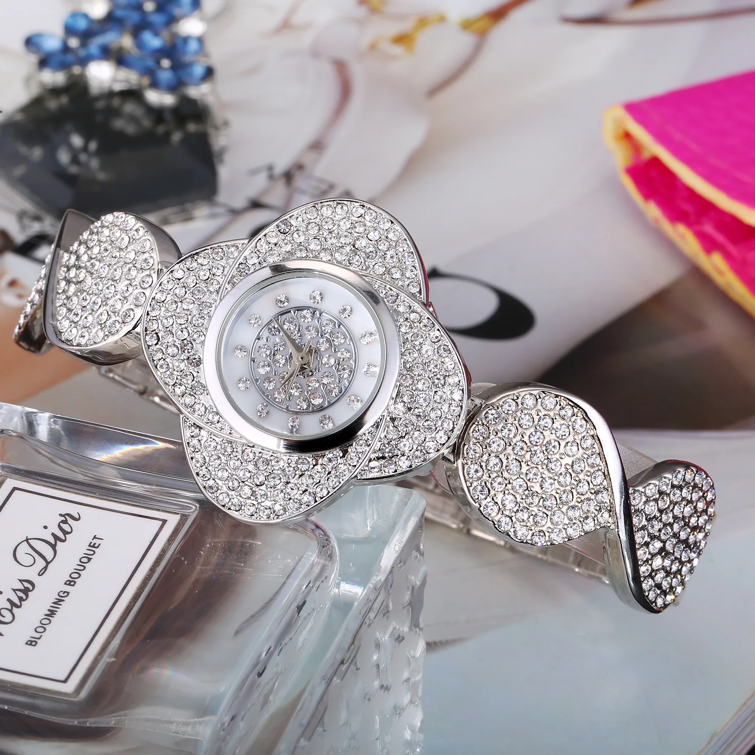 New Fashion Leisure Women's Watch Quartz Watch Diamond Inlaid Stainless Steel Travel Time