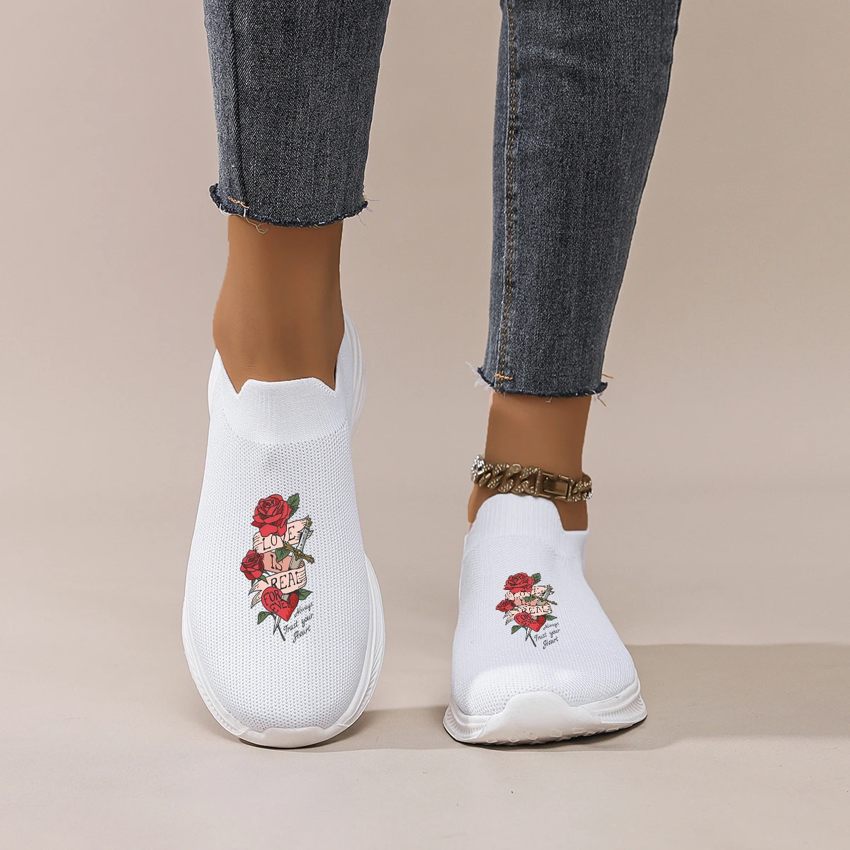 حذاء رياضي نسائي أسود سهل الارتداء مع تطريز وردي: شبكة مسامية وخفيفة الوزن للمشي وصالة الألعاب الرياضية والملابس اليومية