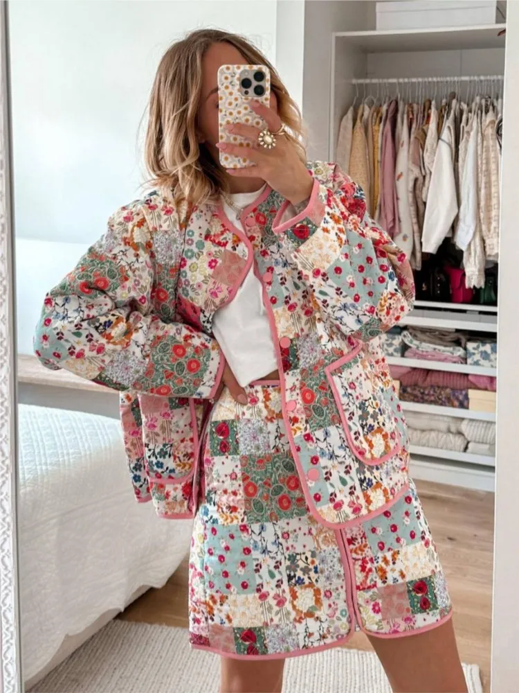 Abrigo Vintage de Algodón con Flores Rojas – Cuello Alto, Corte Holgado de Invierno