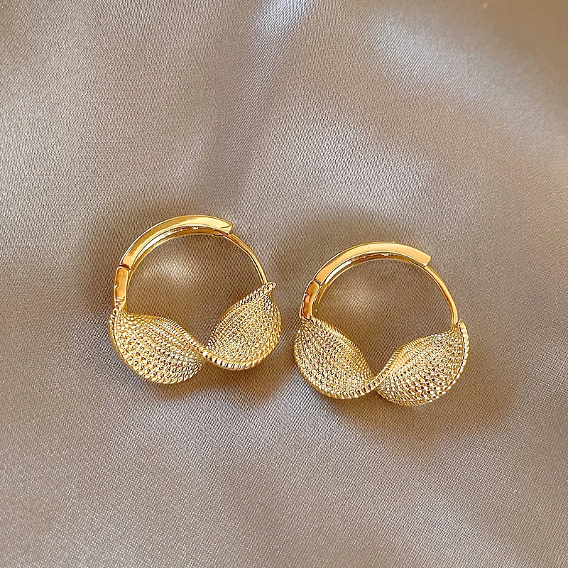 Kupferlegierung Goldfarbene Gedrehte Kreisohrringe 2024 Neue Beliebte Ohrclips für Frauen und Mädchen Außergewöhnliches Zubehör Hochwertiger Schmuck – Detail 6