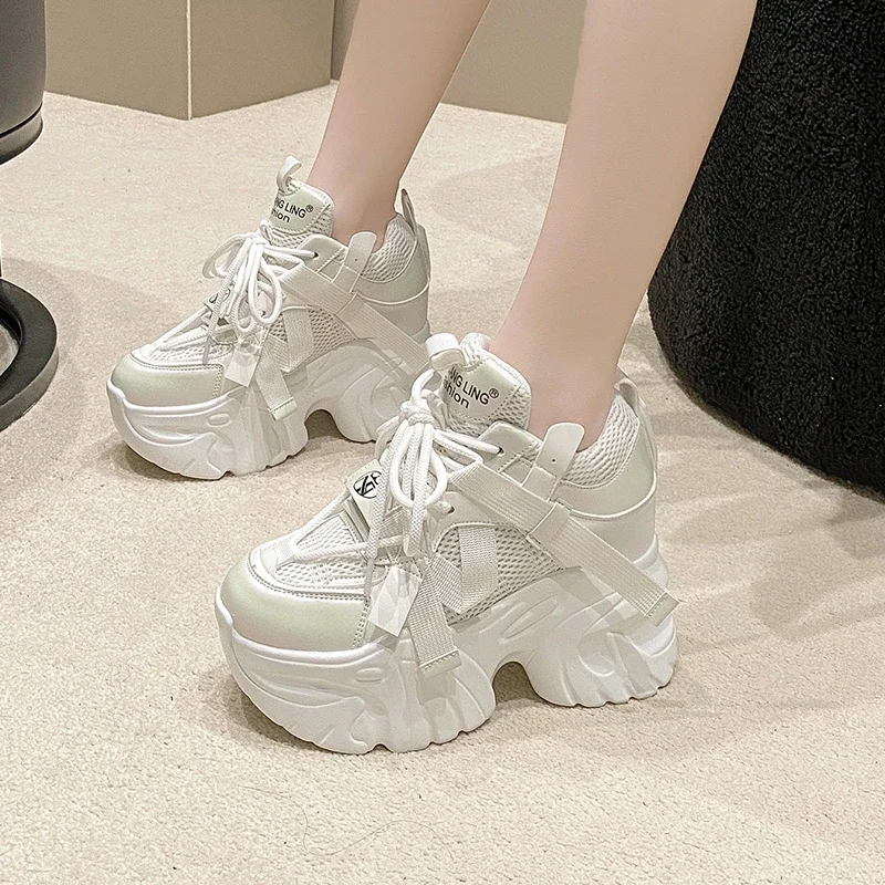 

Женские кроссовки на танкетке 10 см, повседневная кожаная обувь, высокие массивные, с вулканизированной подошвой, сетчатые, белые, черные