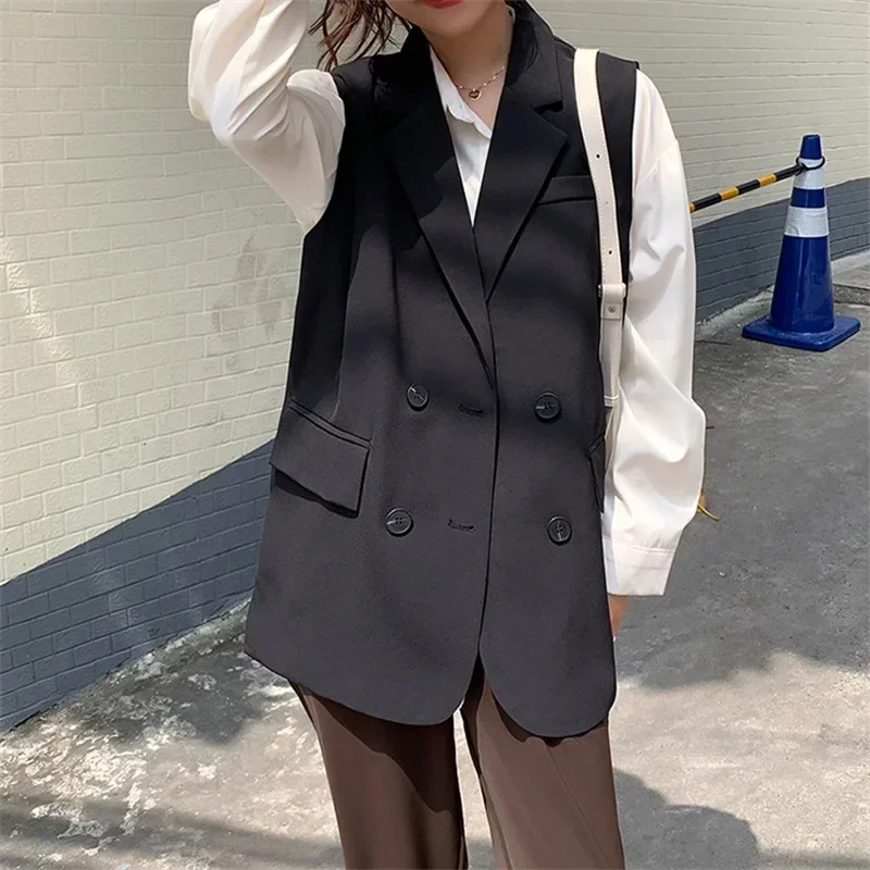 Рисунок 4 - Женские костюмы хаки