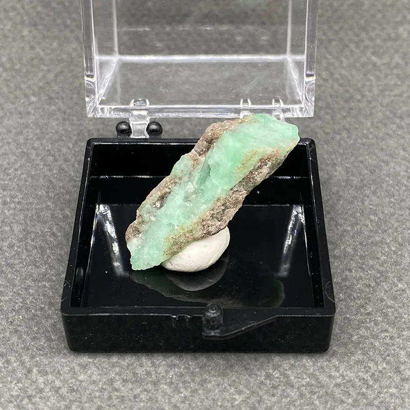 100%  Natural Emerald Mineral Specimens Stones and Crystals Healing Crystal   +Box size:35*35*35 mm