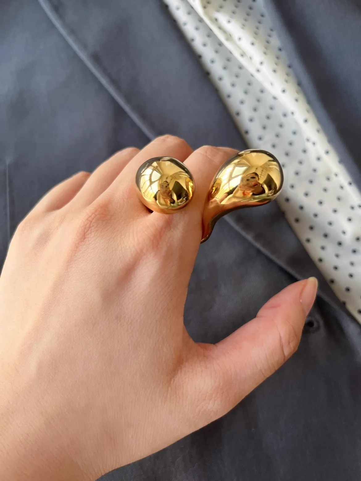 Elegantes anillos abiertos de latón con doble gota de agua para mujer - Vestes Novas