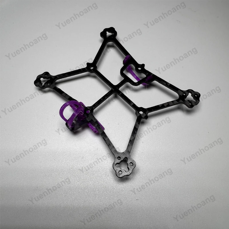 Pièce de rechange châssis fibre carbone 1.5mm pour drone FPV Air75, angle montrant l'épaisseur.