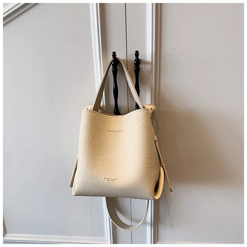 Borsa a secchiello di grande capacità retrò di moda 2025 Nuove borse a tracolla da donna solide versatili con senso avanzato Borsa tote casual - immagine 4