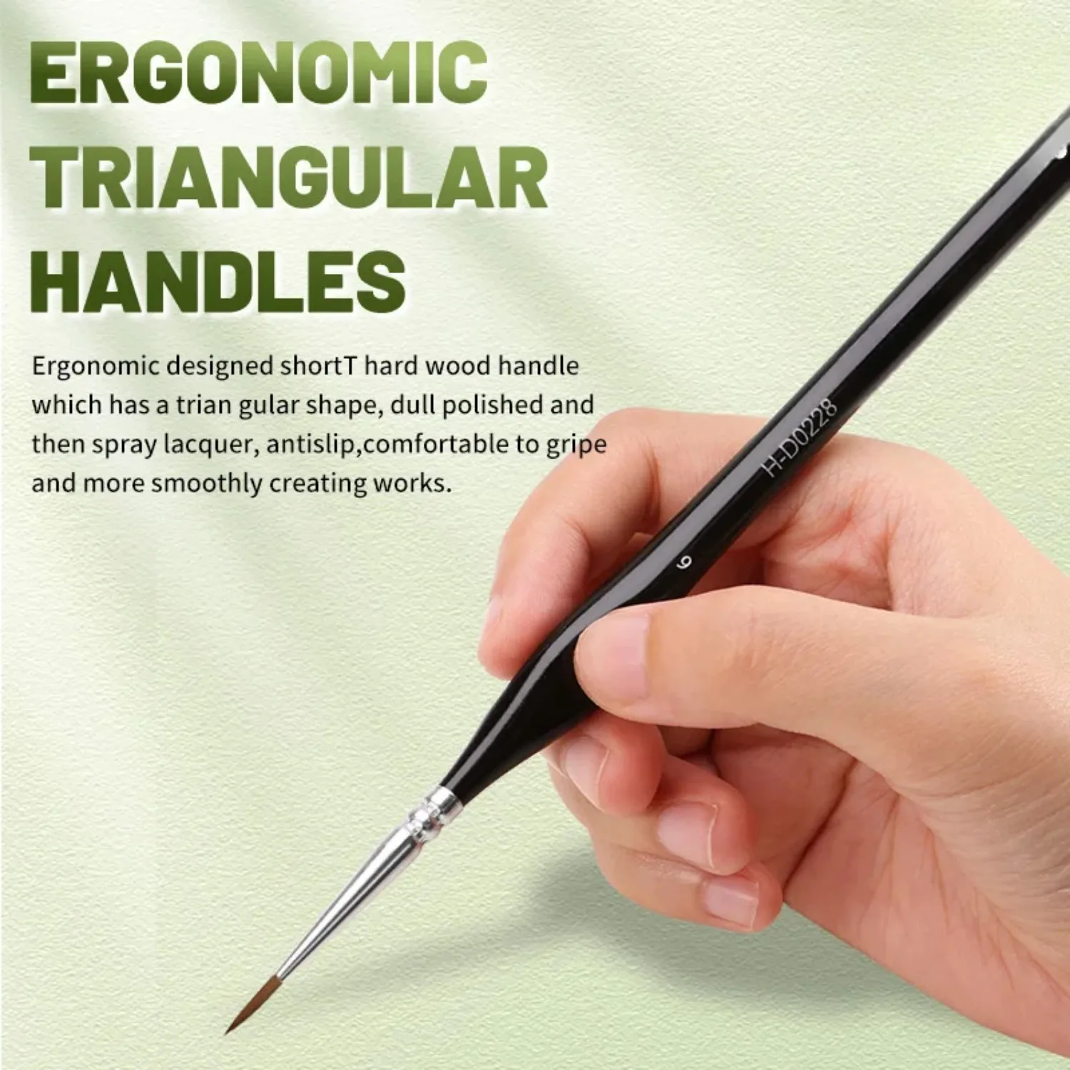 Ultradrobny pędzel ustawiony obok innych pędzli