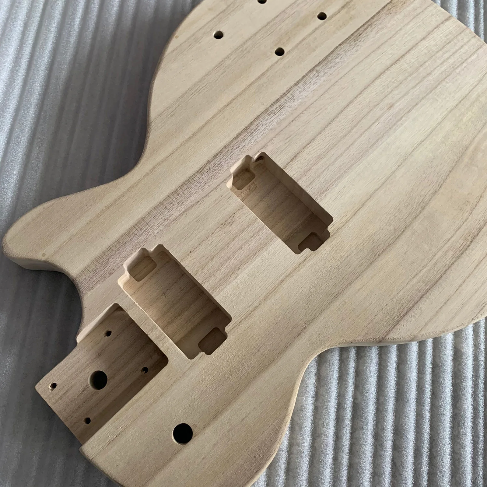 

Unfinished Electric Guitar Body Maple Wood Blank Guitar Barrel PB Style Bass Guitars DIY Parts