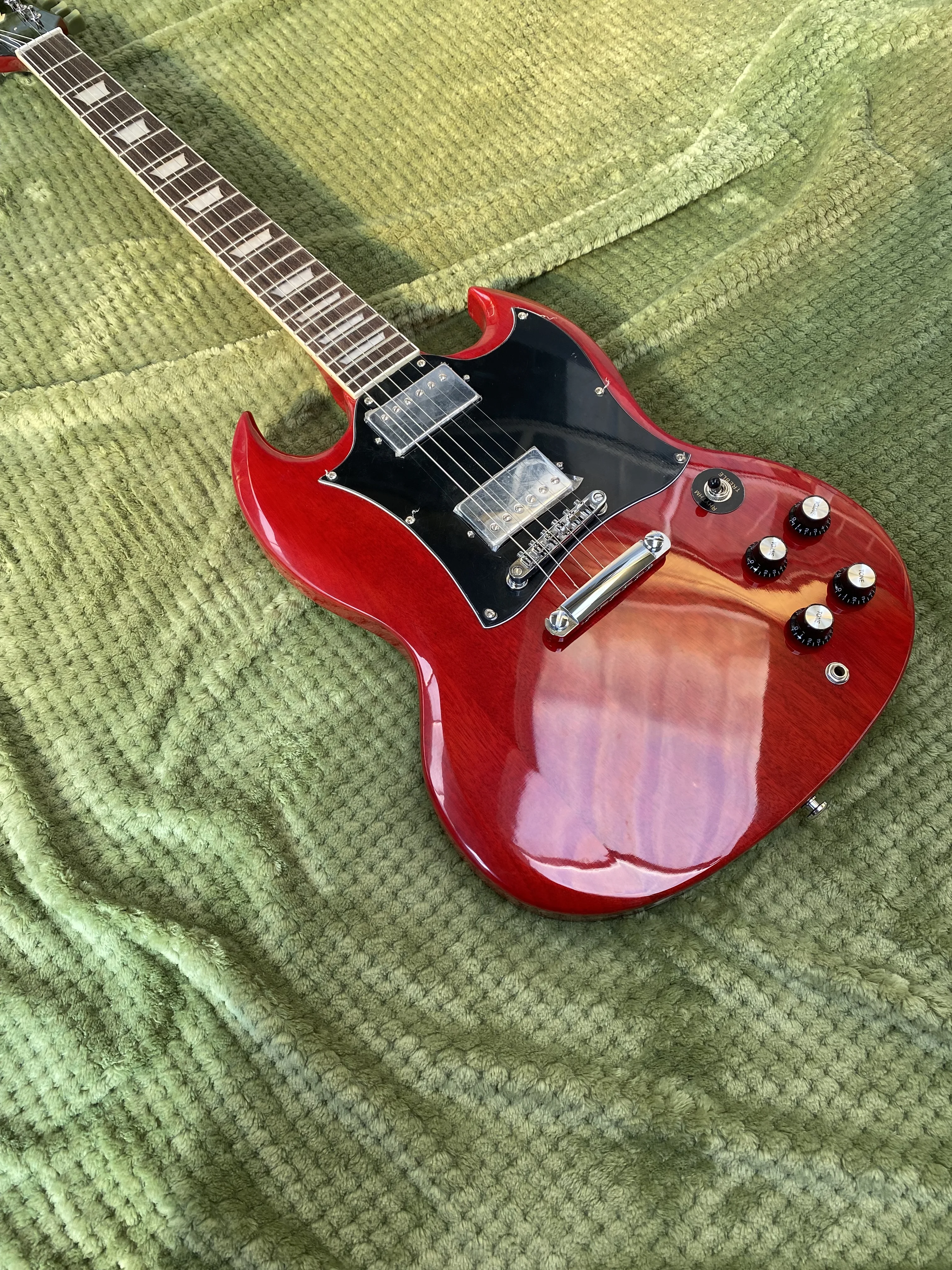 

High quality electric guitar, redST, fingerboard shell inlay, explosive feel, invincible sound quality, free delivery