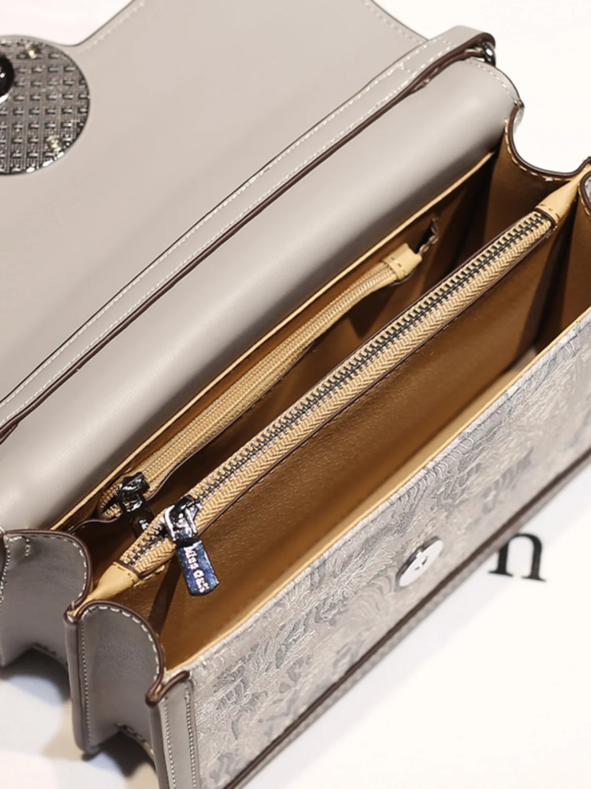 حقيبة جلد مطرزة فاخرة