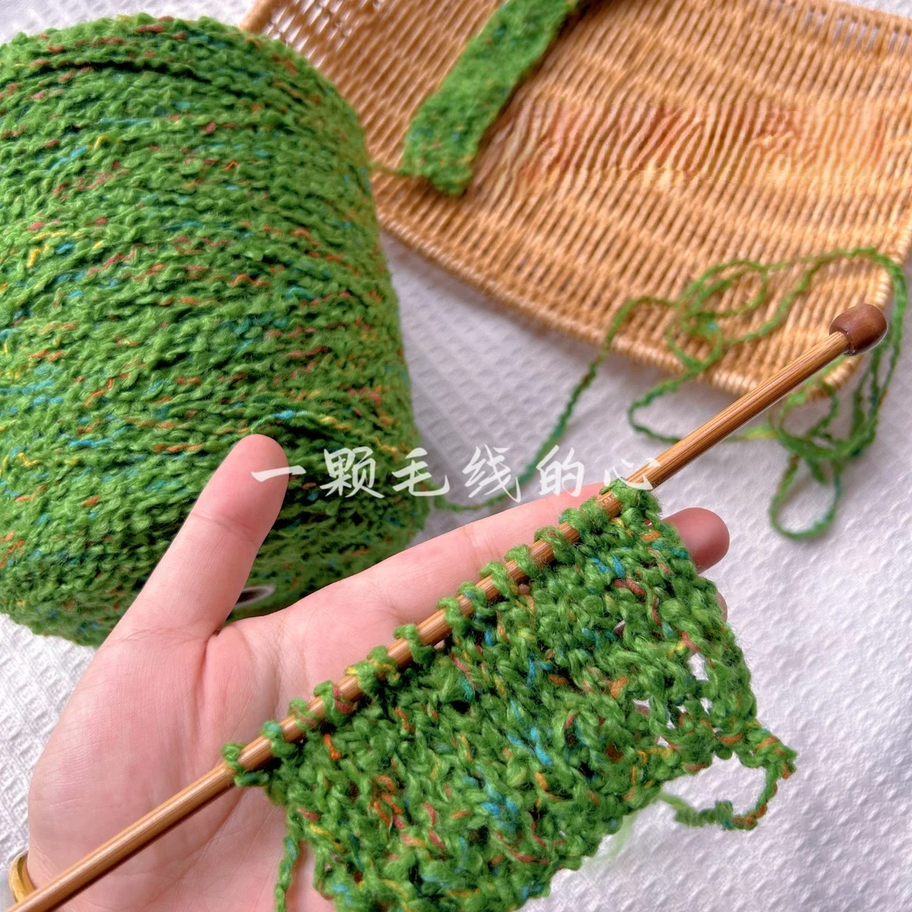 500g/barrel Colored Green Floral Yarn, Thick Core Wavy Mohair, Soft and Delicate Scarf Sweater Weaving Thread，Handmade Gifts