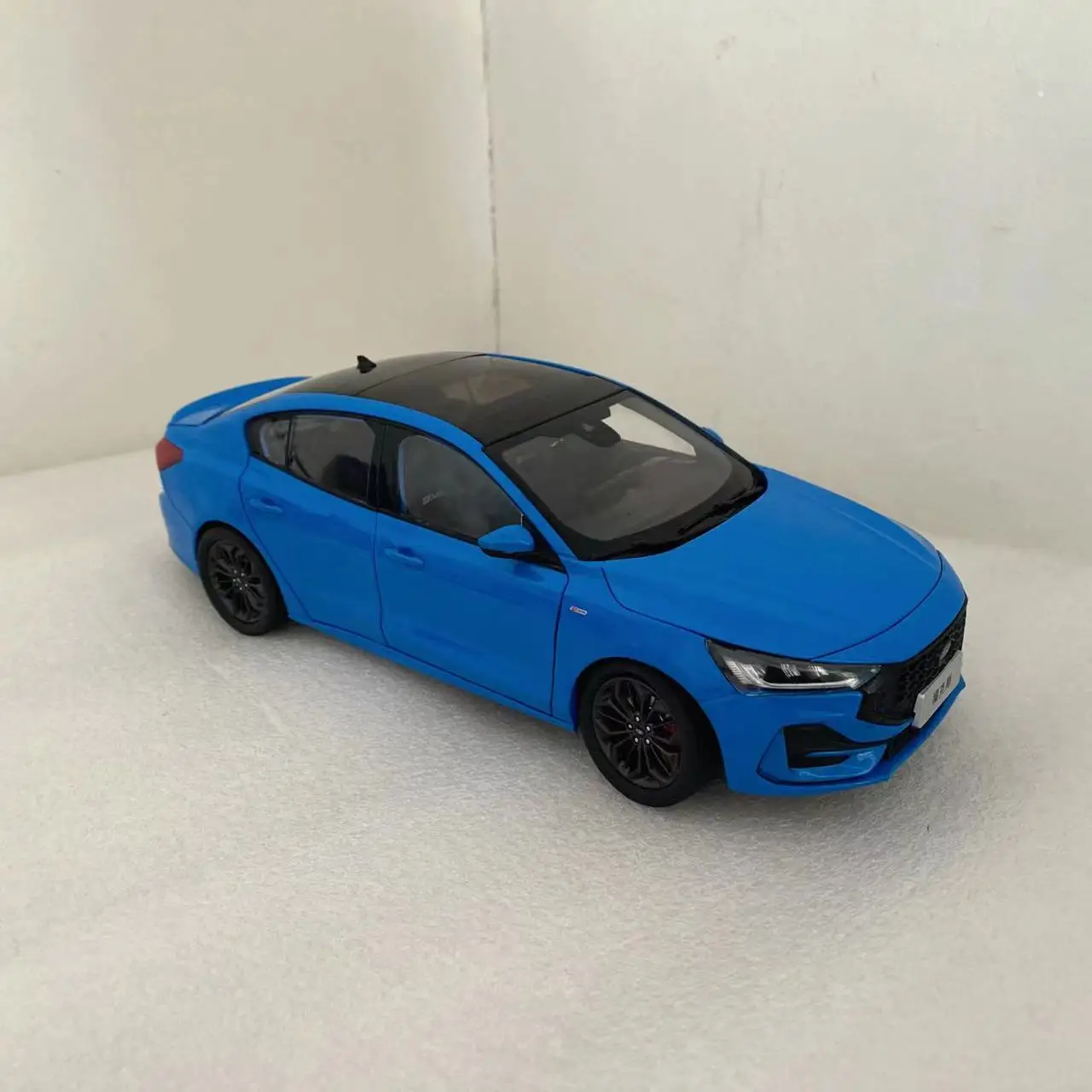 Blue Ford Focus Car Model Ornament For 1:18 Scale Die-cast