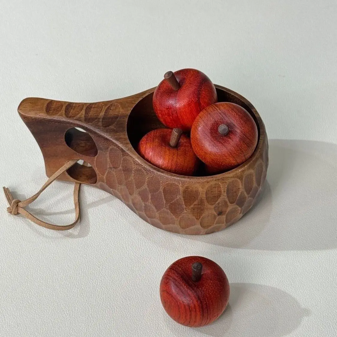 Red sanda lwood Carved Red Apple Ornaments Home Decoration Office desktop Accessories Christmas Eve children Holiday gifts