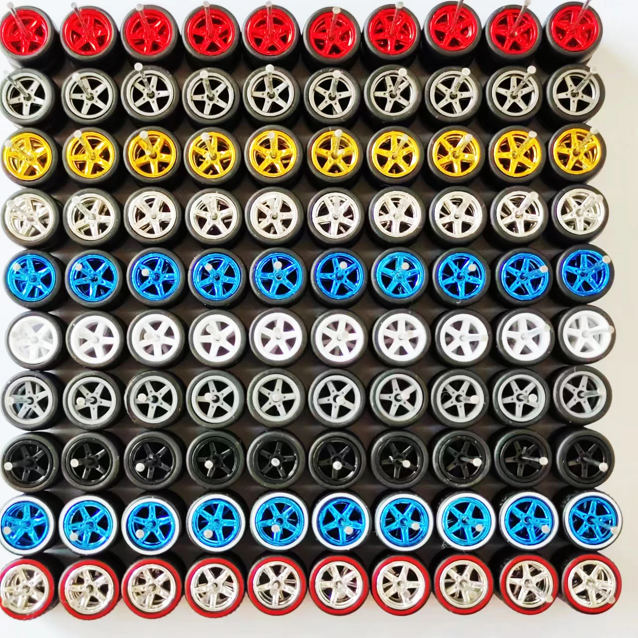 SunniMix 4 Stück 1/64 Diecast Modellautos - Drift Racing Cars Mit Gummi-Reifen Set