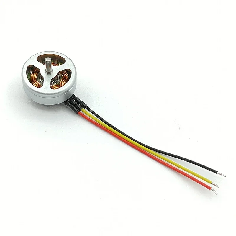 Moteur sans balais 1103 15000KV monté sur un bras de drone, montrant sa taille compacte.