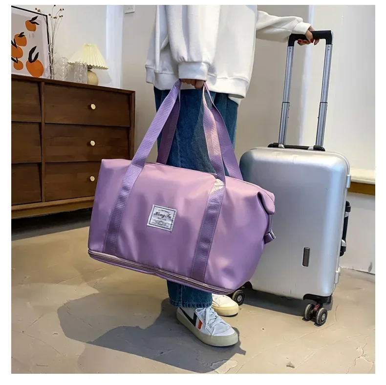 Kıyafet aksesuarlarının yanında konumlandırılmış seyahat çantası