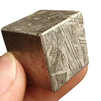 63.7g Muonionalusta meteorite Cube 1