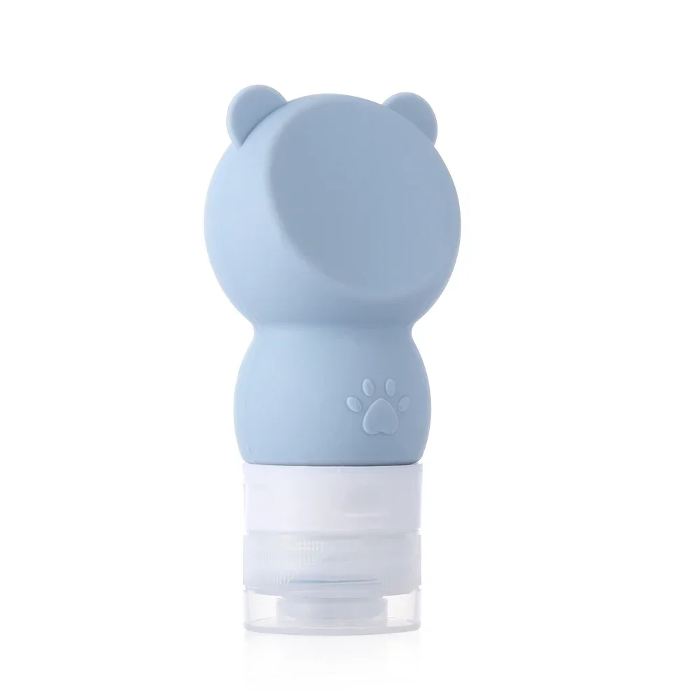 Sac à main ouvert contenant un gel hydroalcoolique de 100 ml, protection quotidienne.