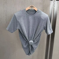 T-shirts d'été 2026 à nœud torsadé à la taille pour femmes, haut décontracté ample à col rond et manches courtes 3D rembourrées à épaules larges, qualité supérieure 2