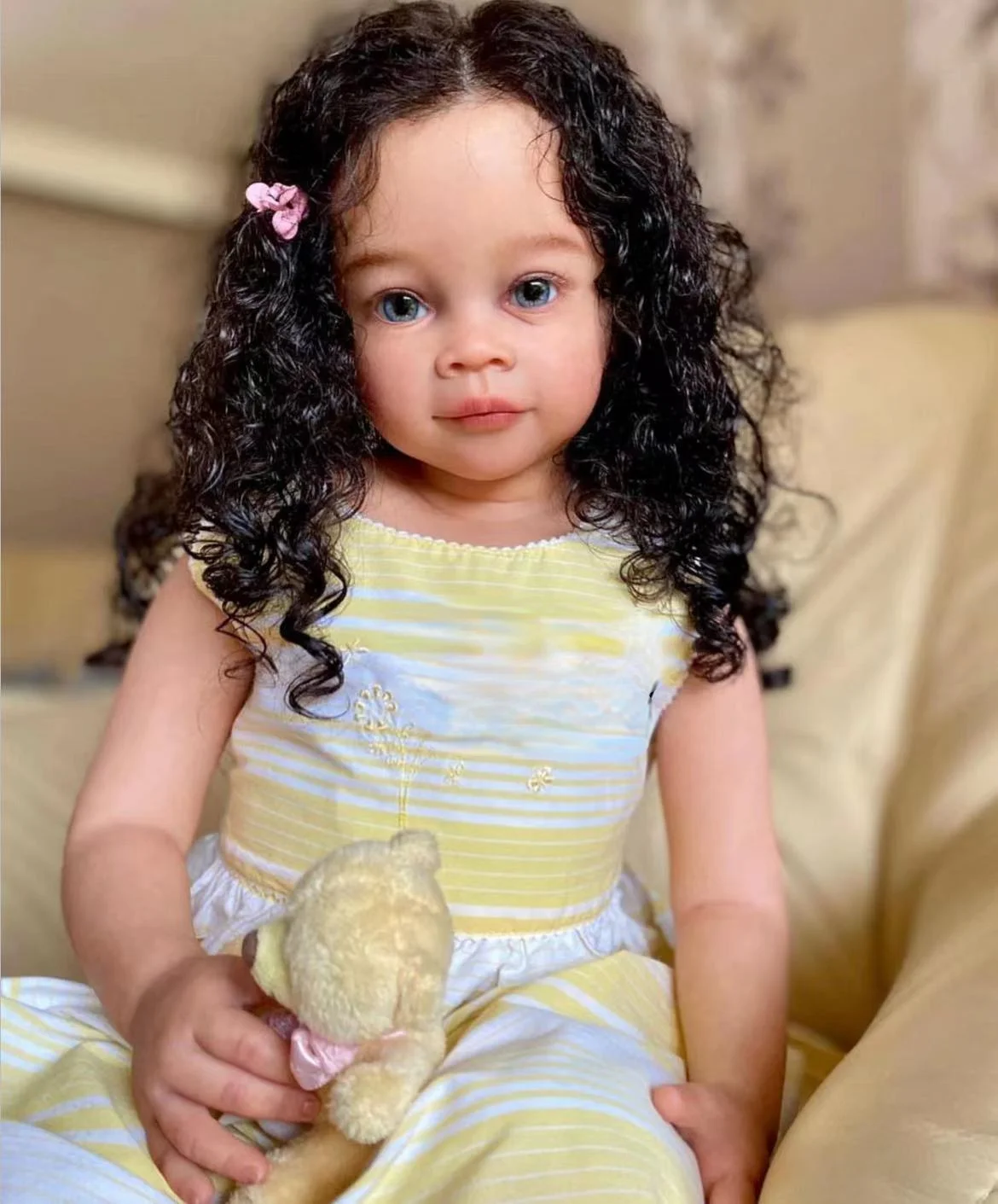 Une Femme âgée Souriante Posant Beau Visage Cheveux Bouclés Ondulés