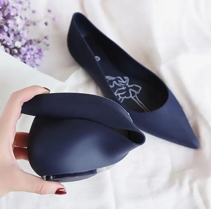 summer and autumn women's anti skid jelly shoes four seasons pointed shoes, comfortable flat bottom shallow women's shoes.