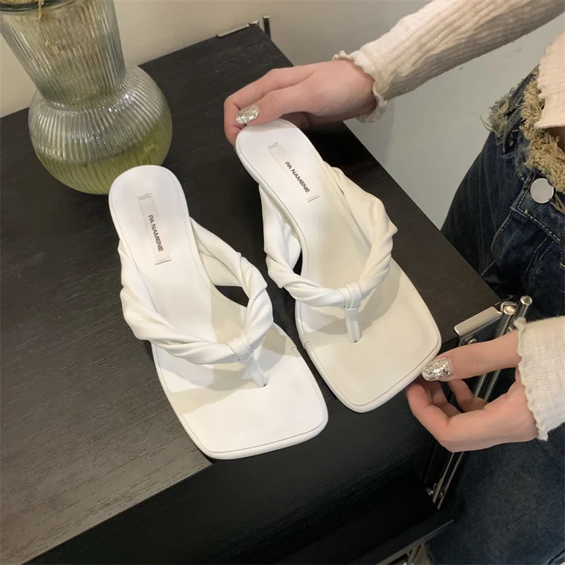 Summer Soft Leather Fashion Casual Solid Color Clip Toe Round Head Low Heel Flat Bottom Herringbone Slippers for Women's Outwear