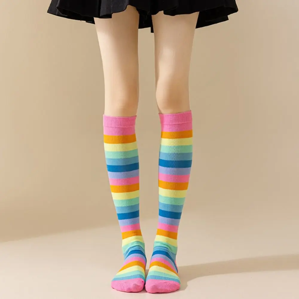 Modische Regenbogenfarbene Damenstrümpfe, weiche, elastische, regenbogengestreifte Socken, hochwertige Party-Performance-Wadensocken für Mädchen – Detail 6