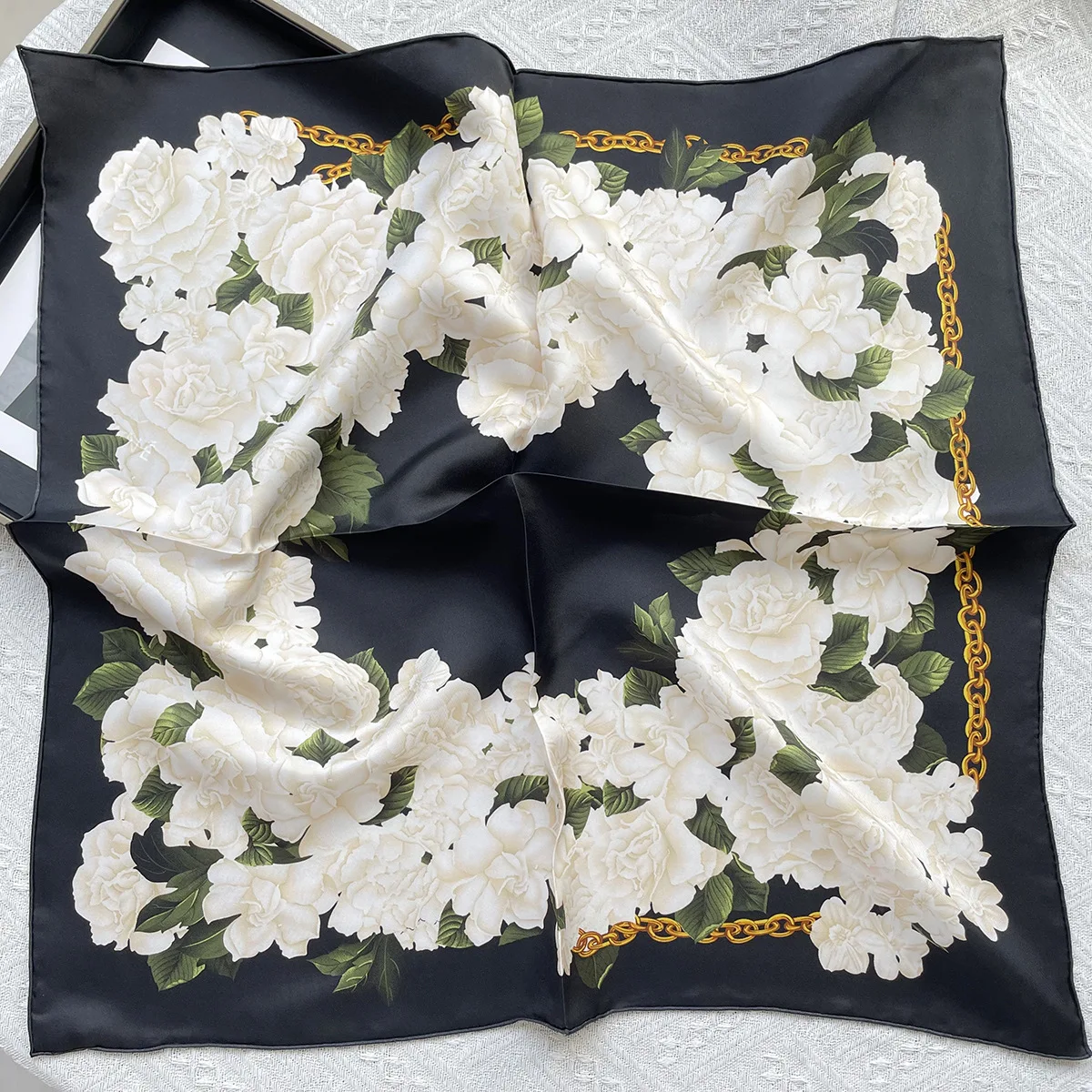 Elegant Versatile Silk Twill Scarf - Luxurious Heavyweight Mulberry 70 Square Fashion Accessory
