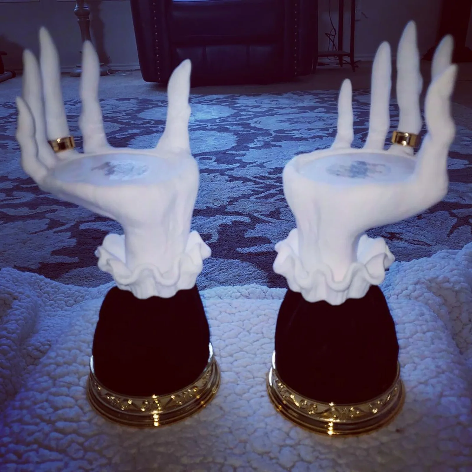 Witch Hand Candlestick Halloween Palm Candle Holder Gothic Decor Snack Bowl Stand Resin Ornament For Home Halloween Decorations candle holders
