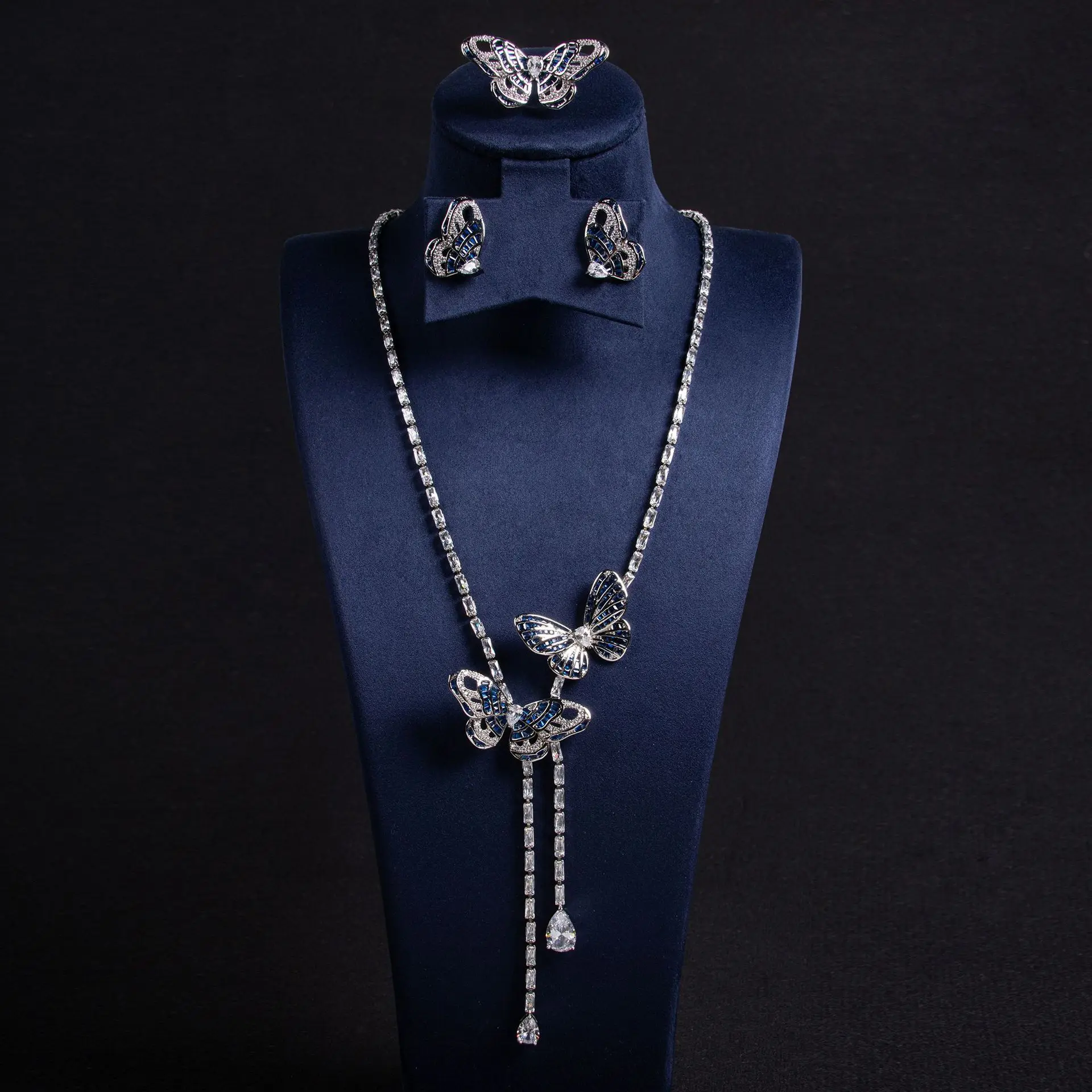 طقم مجوهرات فراشة فاخر مرصّع باللون الأحمر