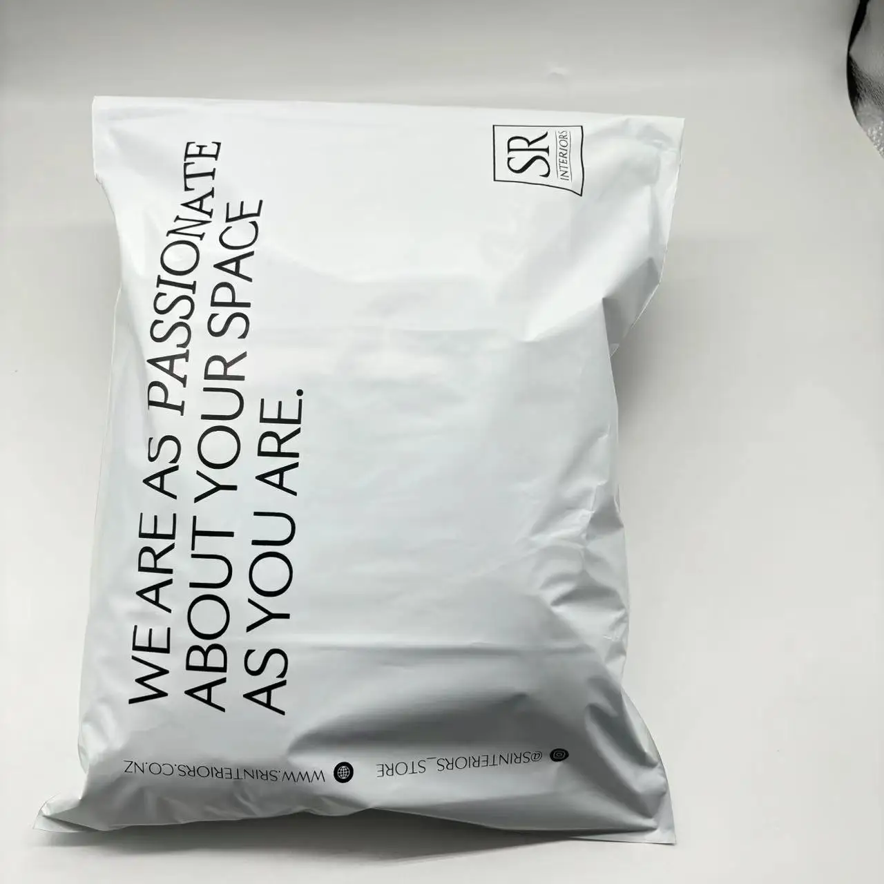 Рисунок 6 - Белая почтовая сумка с логотипом