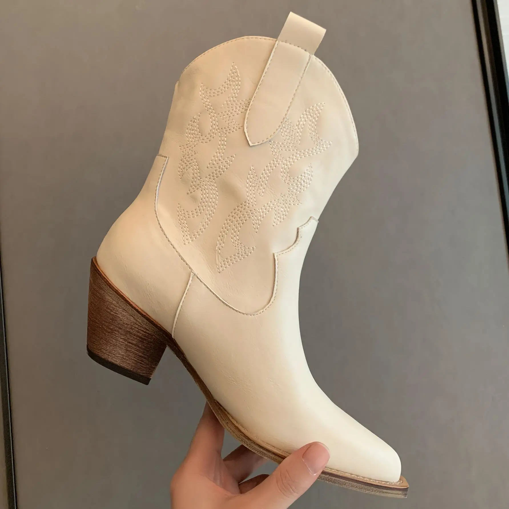 Autumn And Winter Boots, Cowhide Material, Square Heel. Calf Height, Fashion Women's Shoes, Pointed Toe,Embroidery