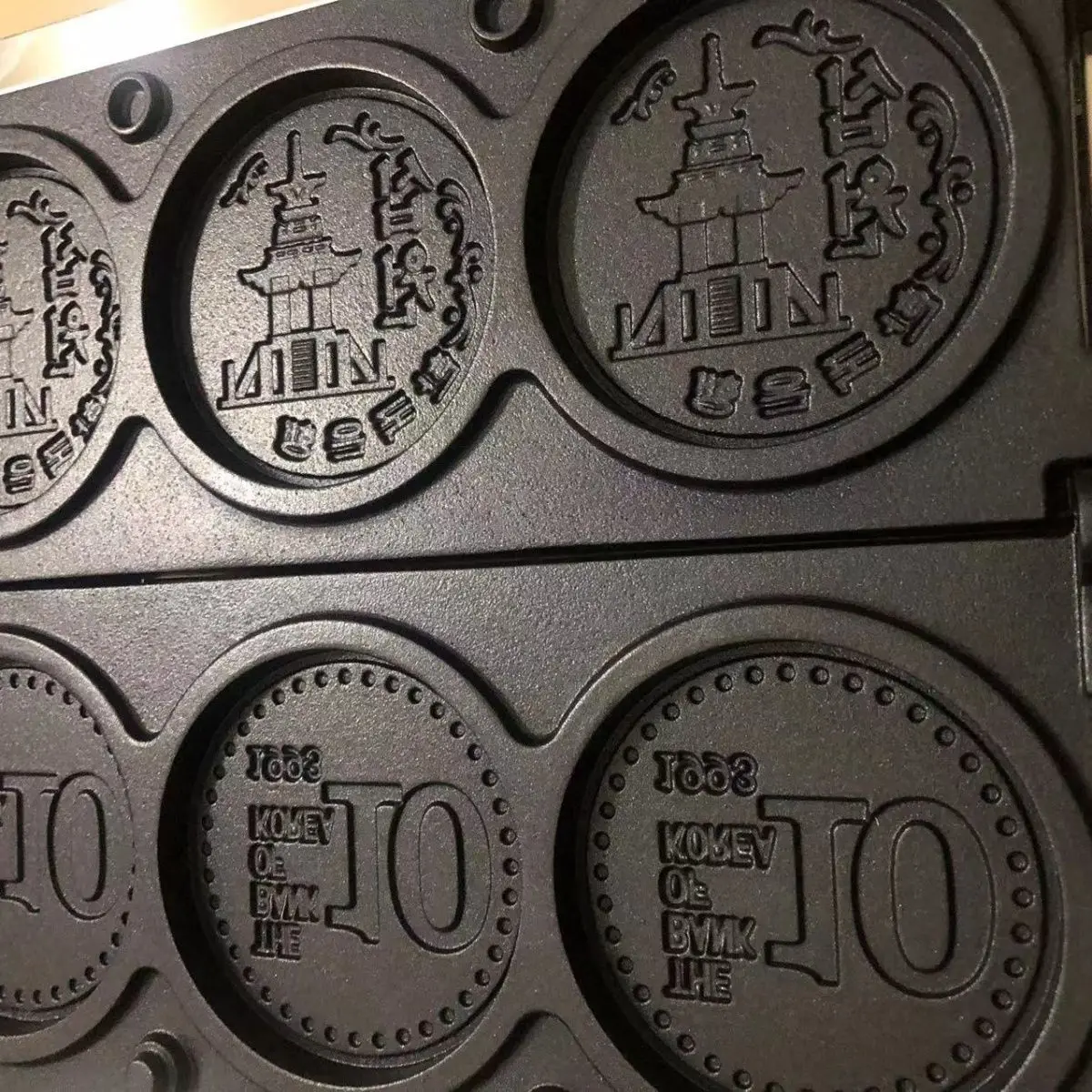 Customized Logo OEM Computer Digital Cheese Coin Waffle Machine 10 Korea Golden Coin Waffle Cheese Cartoon Coin Waffle Maker