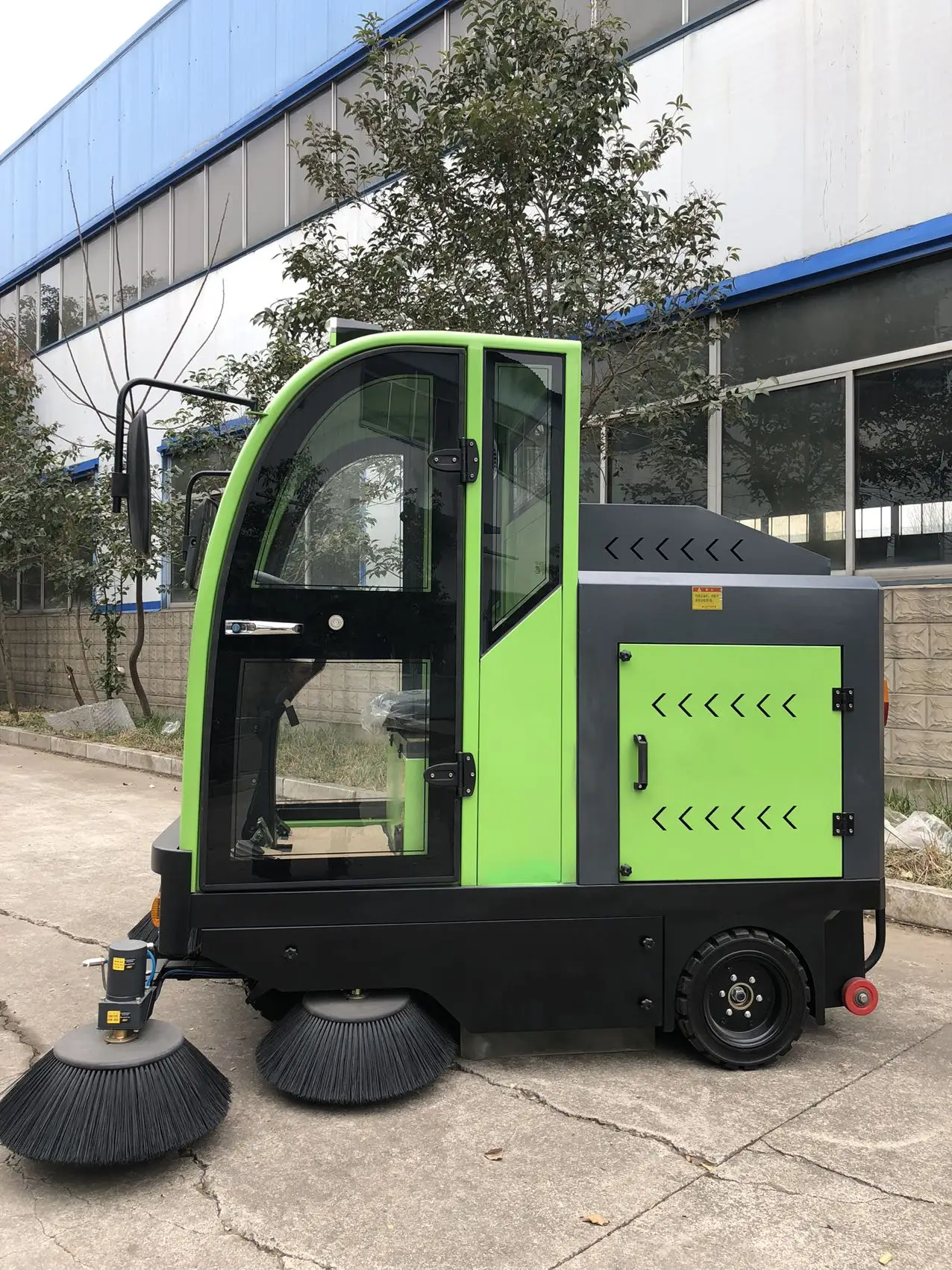 Рисунок 2 - Многофункциональная уборочная машина