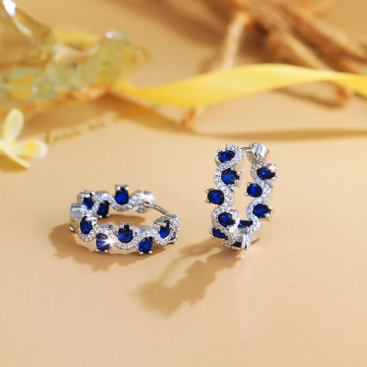 CWWZircons Vintage glänzende dunkelblaue ovale Kubikzirkon-Kristall-S-Form-Creolen für Frauen, Hochzeit, Abend, Party, Schmuck E1232