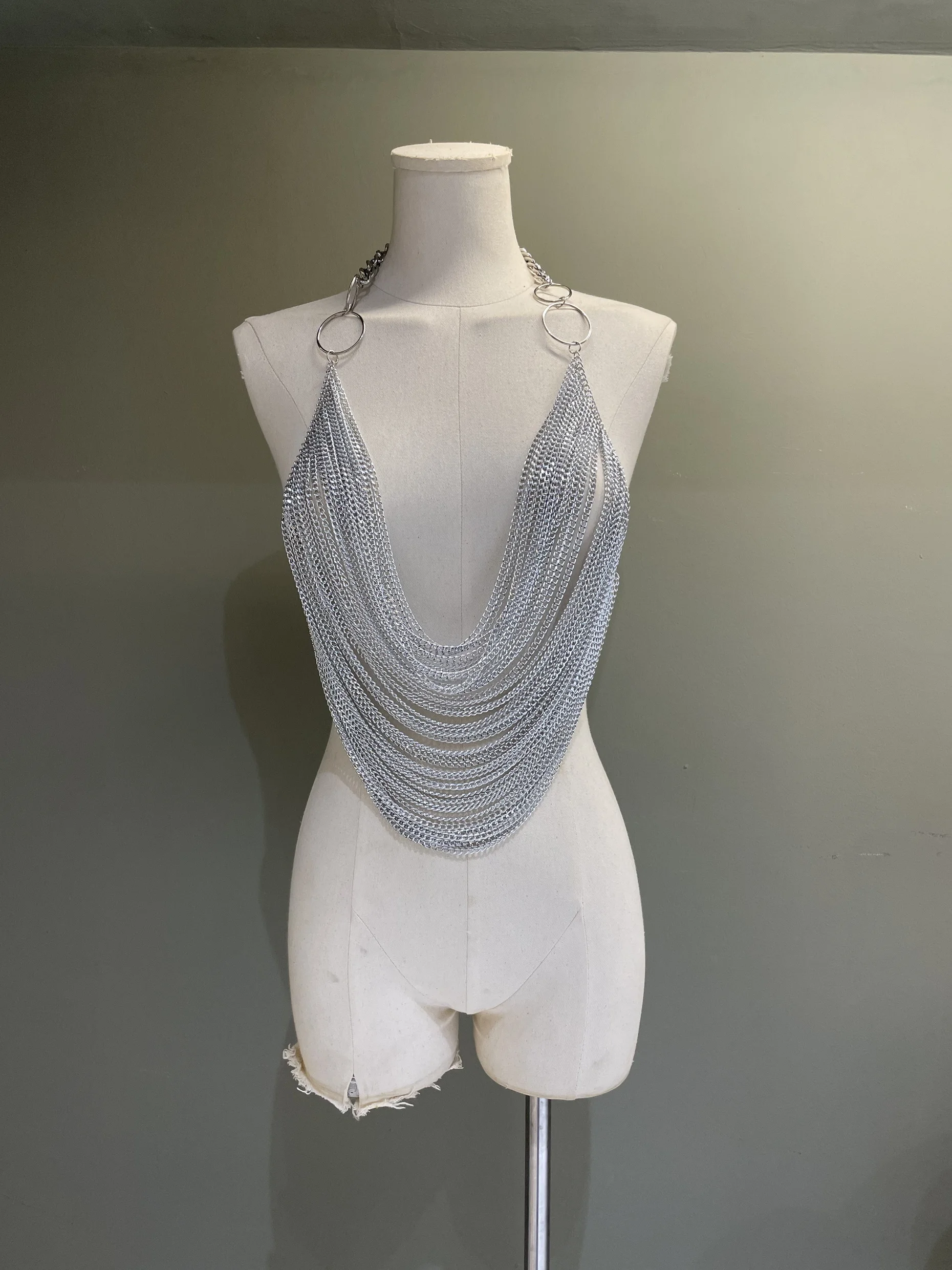 

Женский укороченный топ с бретелькой через шею и цепочкой, черный жилет с вырезом, искусственная кофта, сексуальное нижнее белье, бюстгальтеры с поясом, новая мода