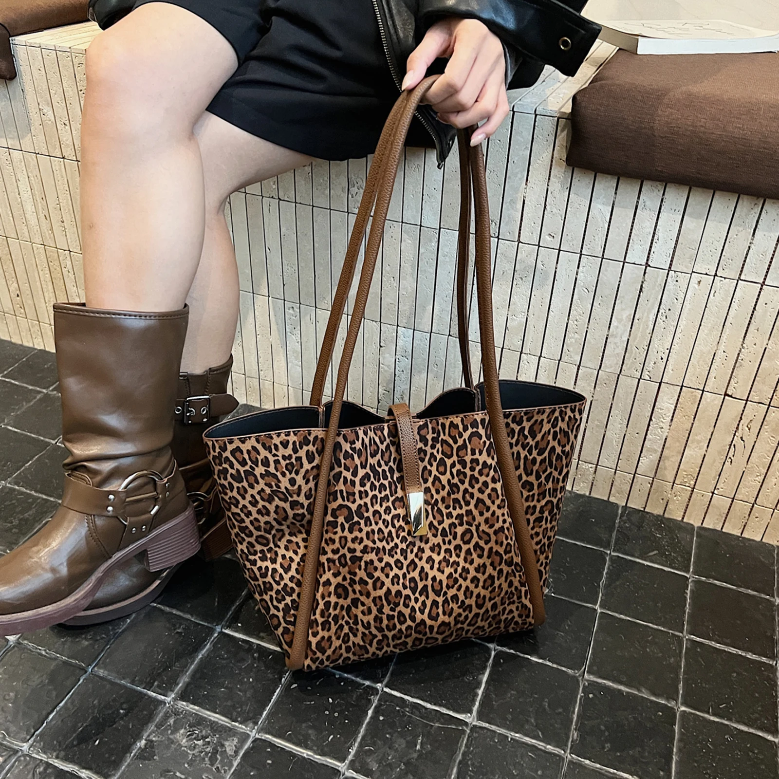 PU Underarm Bags Large Magnetic Closure Underarm Packs Leopard Print Outdoor Travel Bag for Women Work Office Travel Shopping