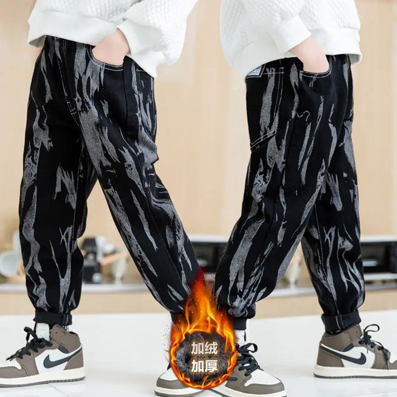 

Корейские модные джинсы для мальчиков на весну и осень 2022, новинка, Детские трендовые брюки с принтом в стиле пэчворк, Повседневная Свободная уличная одежда, брюки 5-14yer