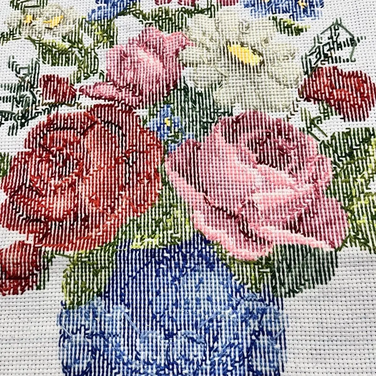 Pure handmade cross stitch finished product, blue bottle, flower vase, rose, living room, restaurant, flower and grass package