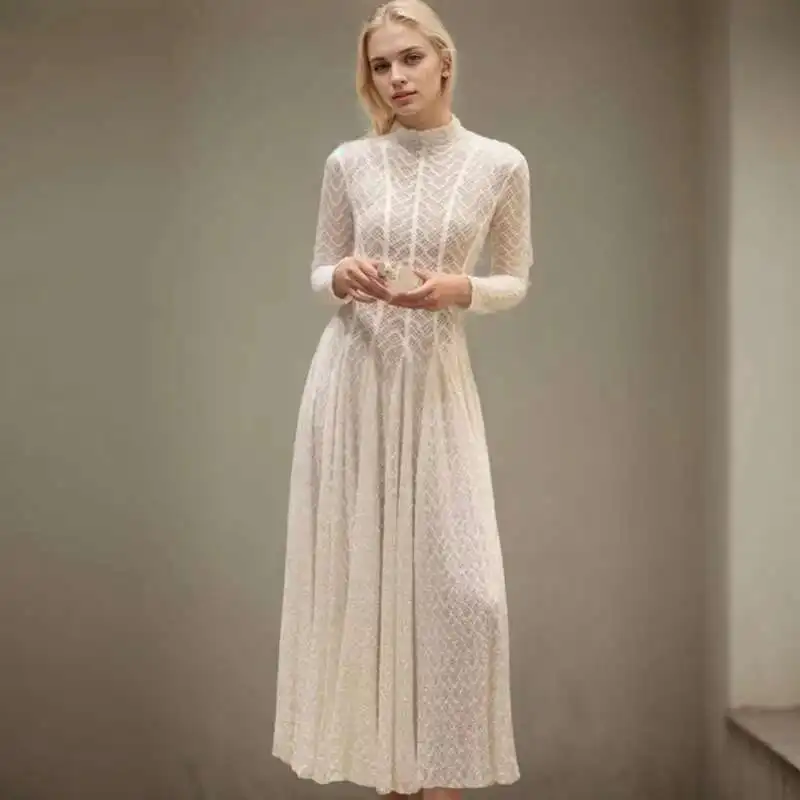 فستان أبيض طويل بتصميم دانتيل راقٍ