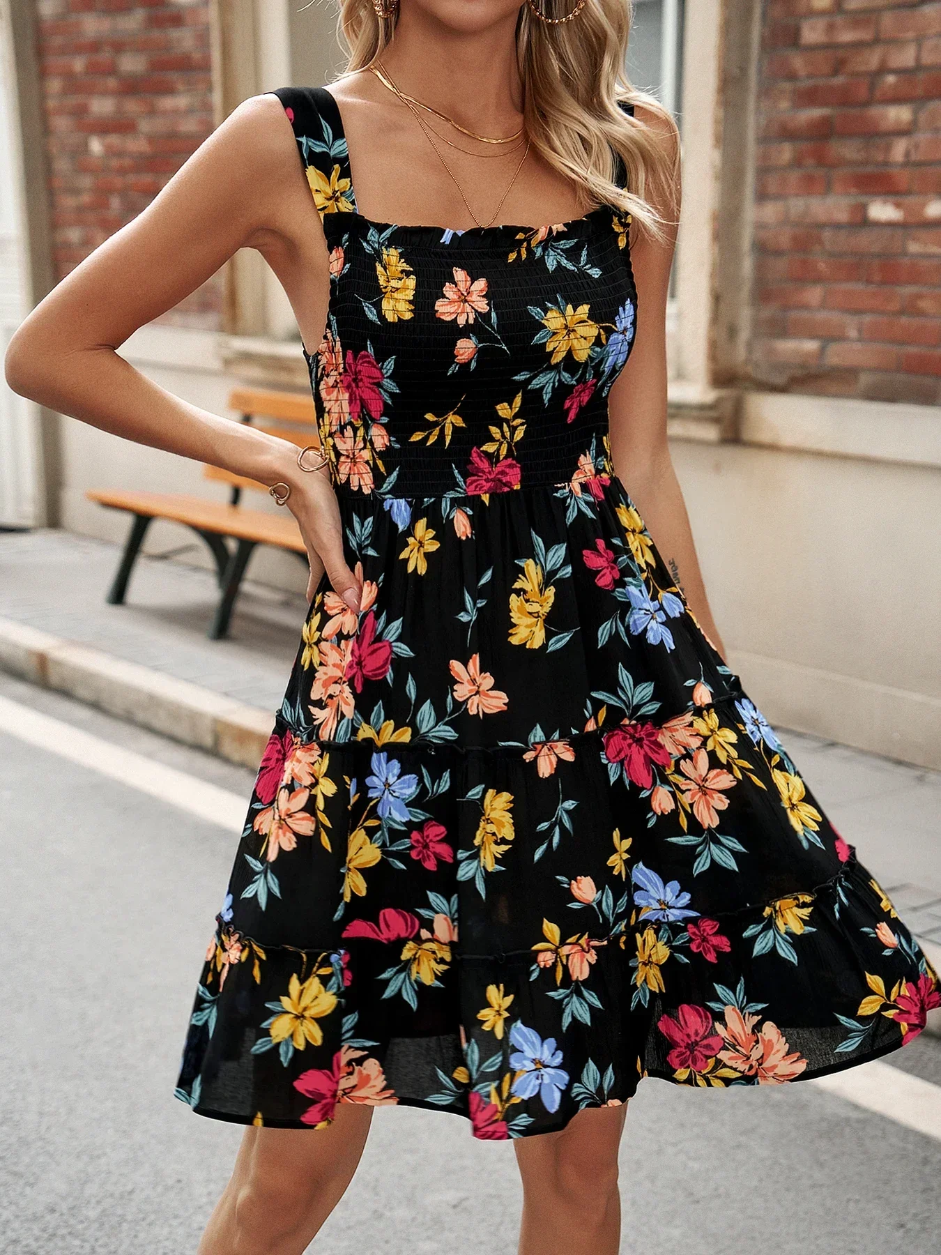 

2024 Summer New Open Back Suspender One Line Neck Dress Women's Fragmented Flower Sexy Slim Fit Beach Skirt