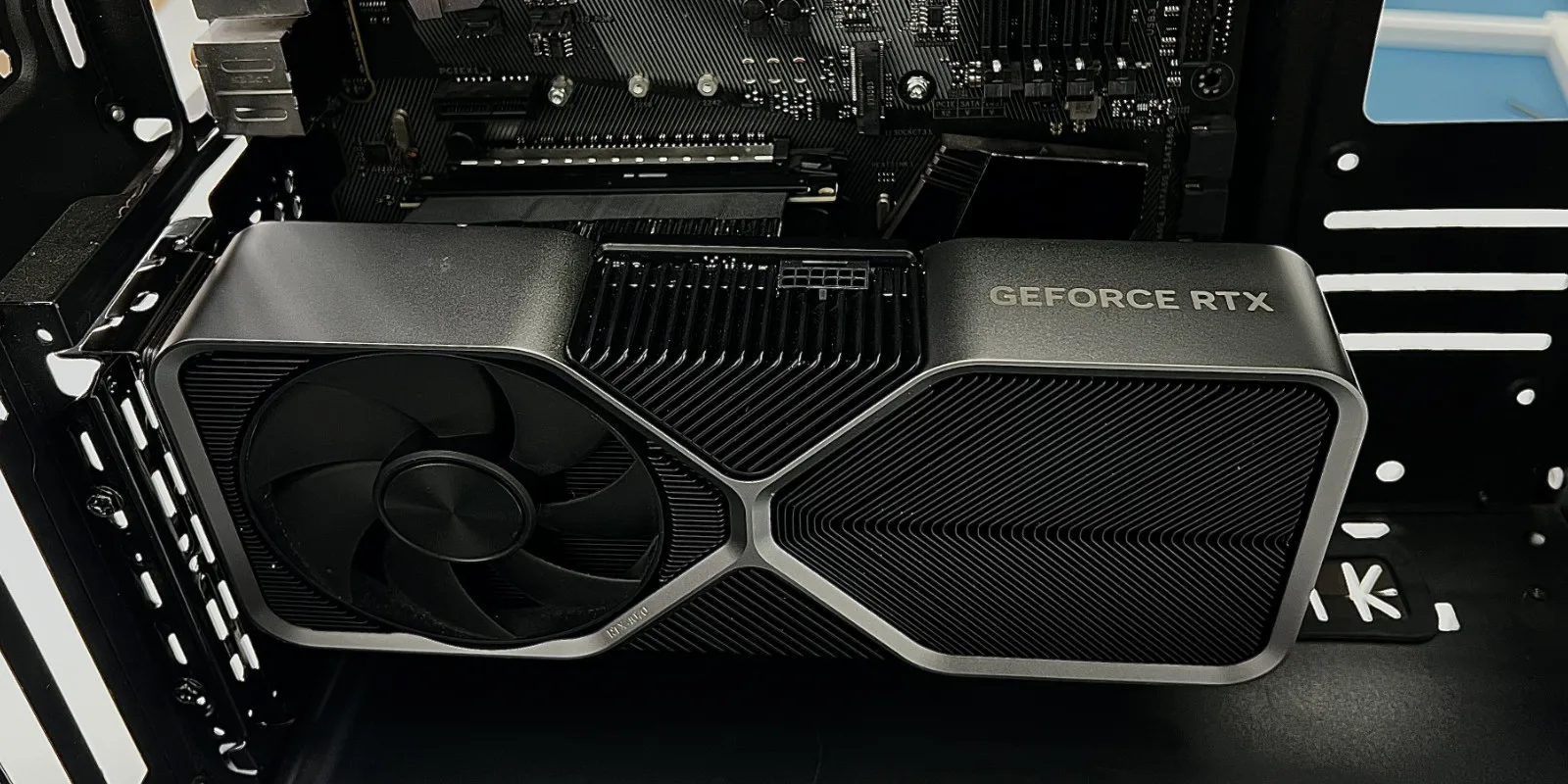 Verlängerungskabel PCI-E 4.0 Grafikkarte PCIe 4.0 x16 Gen4 256 Gbit/s 90 ° für RTX4090 RX7900xtx GPU-Verlängerungskabel für ATX-Chassis – Detail 10