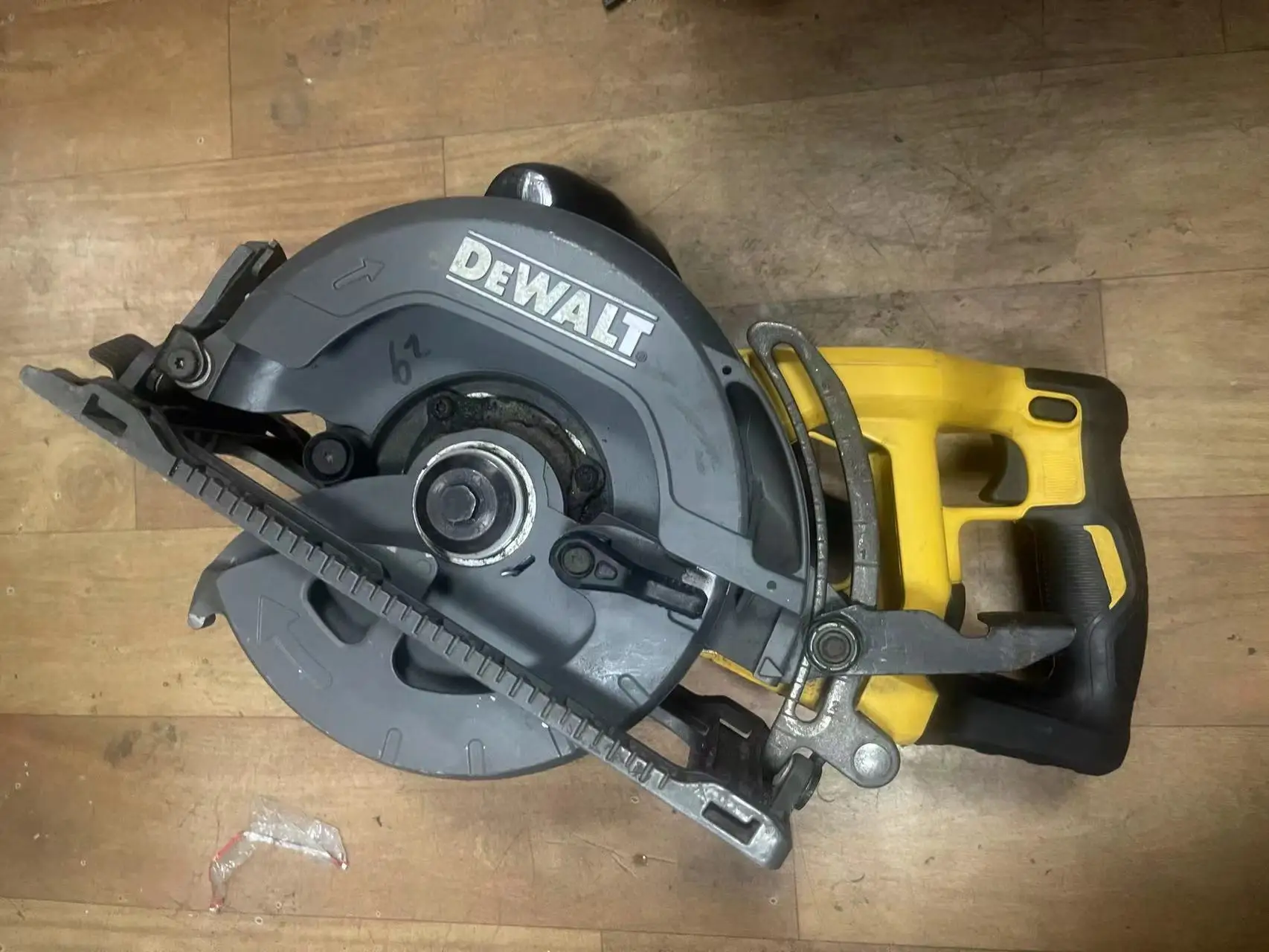Dewalt Worm Drive Estilo Saw, DCS577B, Flexvolt 60V MAX, 71/4 ", usado