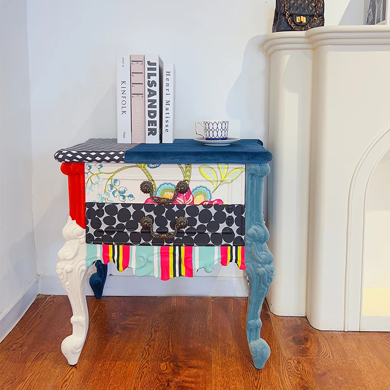 

The living room has a few simple chest of drawers, light luxury fabric solid wood cabinets, model rooms, bedroom bedside tables