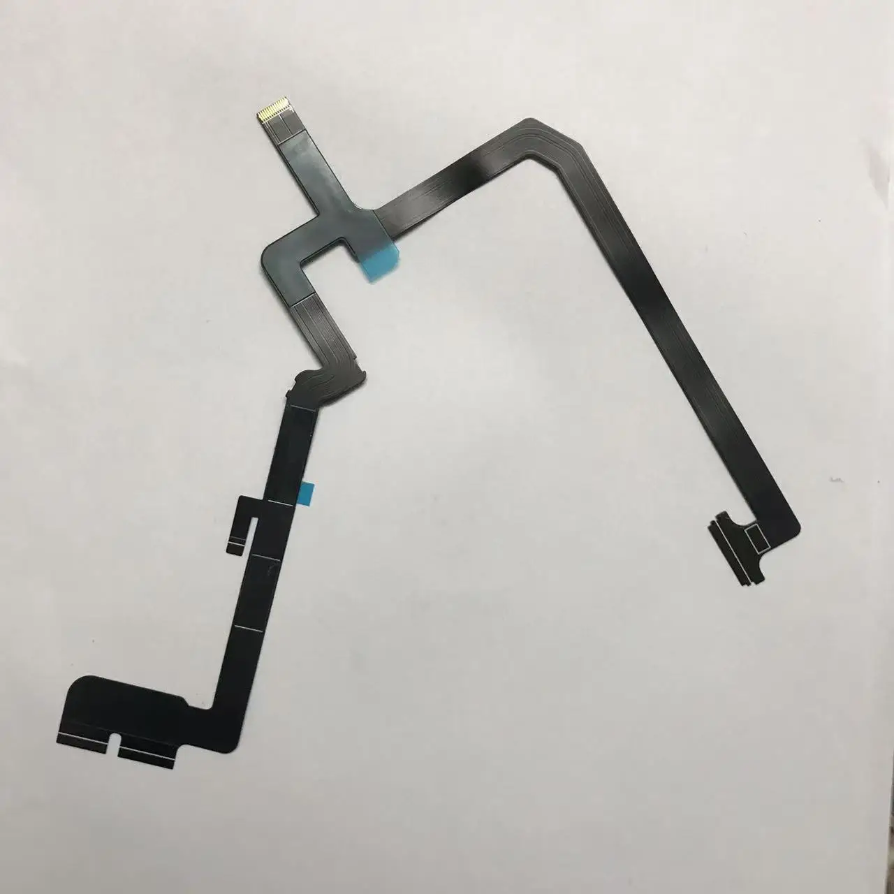 Pièce de rechange Câble Cardan Flexible pour drone Phantom 4, isolée sur fond blanc