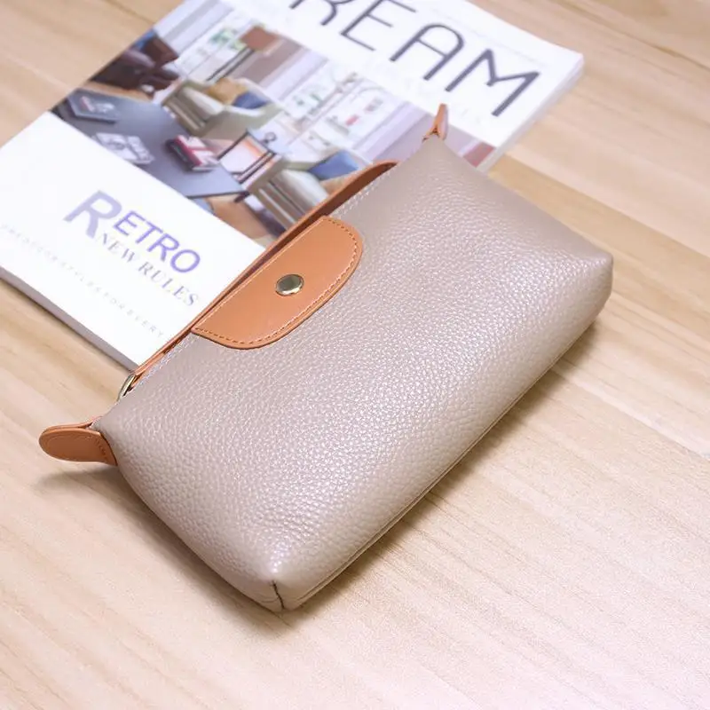 Il nuovo portafoglio da donna alla moda in morbida pelle con colori a contrasto è una borsa da polso portatile, di nicchia e versatile. - immagine 4