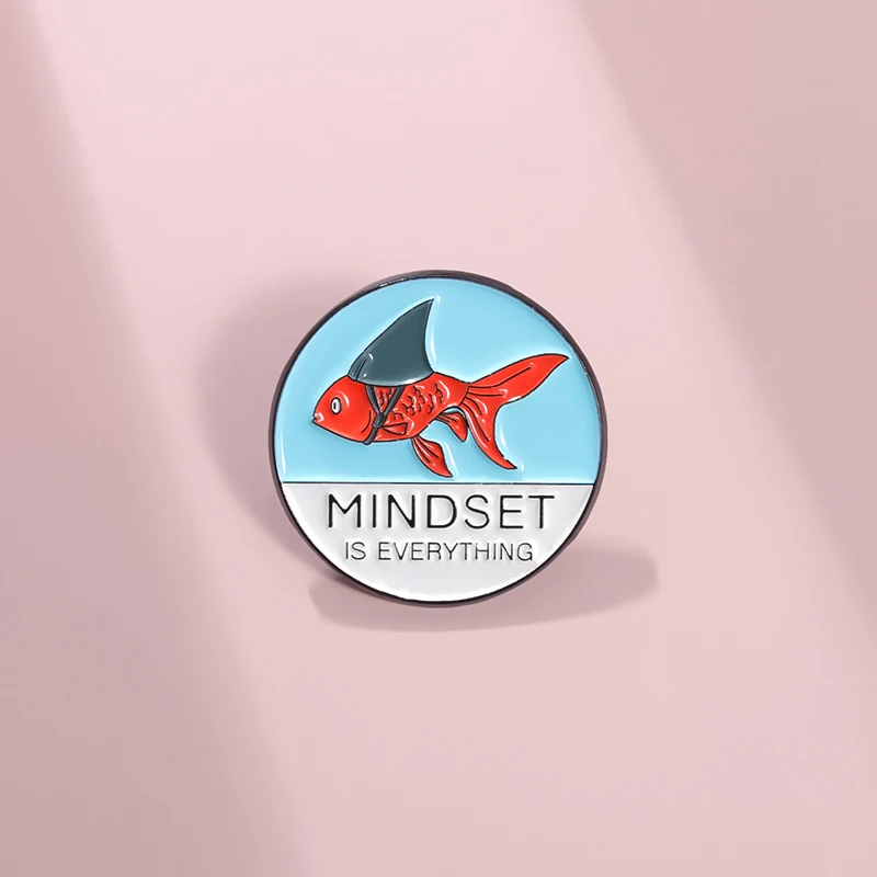 Mindset Is Everything Emaille-Anstecknadel, viel Glück, Goldfisch, Hai-Broschen, Anstecknadel, Ermutigung der Inspiration, wohlgekannter Spruch, Schmuck – Detail 6